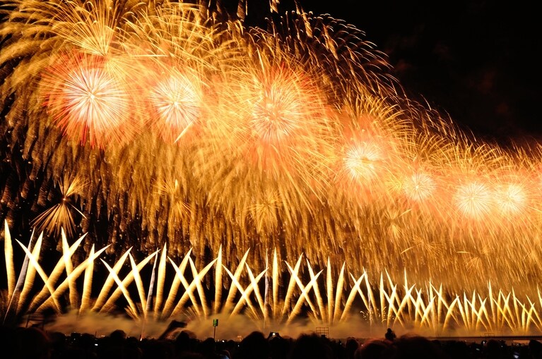 夜空に打ち上がる花火を見て、気分を盛り上げて。毎年8月2日と3日に開催される「長岡まつり」のメインイベント「長岡花火大会」が有名。写真：Tonic_M/イメージマート