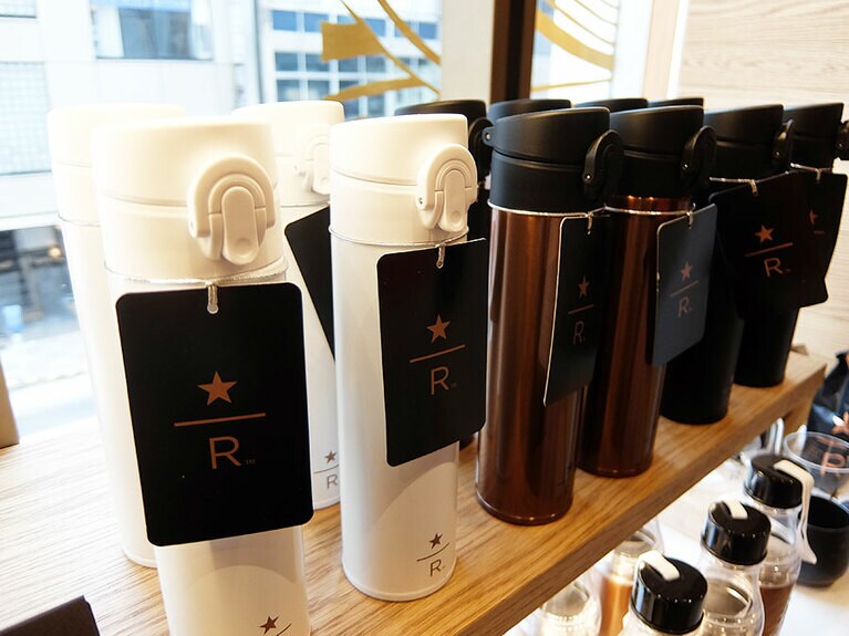 スターバックス リザーブ スリムハンディステンレスボトル400ml。ブラック、ホワイト、カッパーの3色 4,200円。
