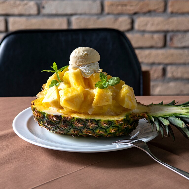 「ゴールデンパインと香るココナッツの南国風かき氷〜フレッシュパインのトッピングと完熟パインピューレがけ」1,400円／37 ローストビーフ