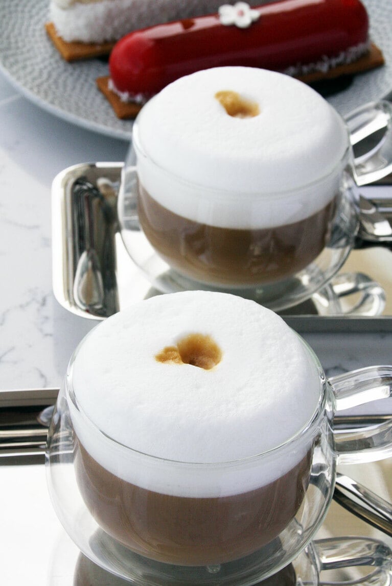 カフェラテはおしゃれなガラスのカップで。