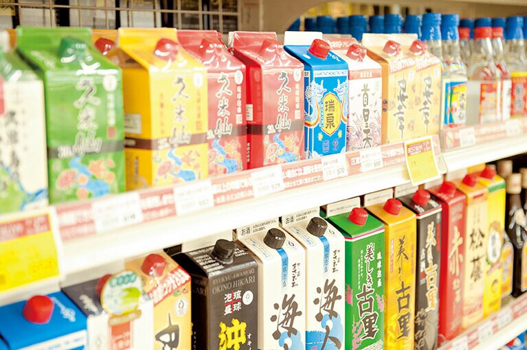 居酒屋の人の“ちょい買い足し”にも使われるお店だからか、お酒コーナーも充実。