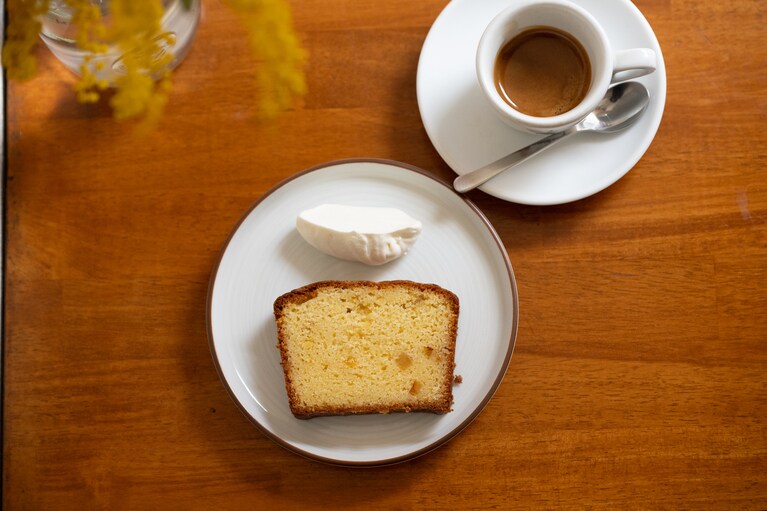 しっとりした生地とふわっと香る柑橘の香りが最高の「オレンジのパウンドケーキ」。450円。