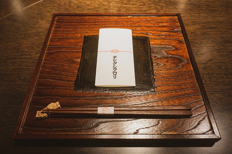 深みのある色合いに魅了される膳は、越前塗のもの。