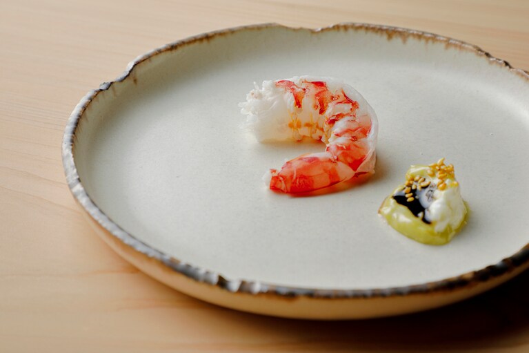 海老のポッシェ、大葉と生姜。