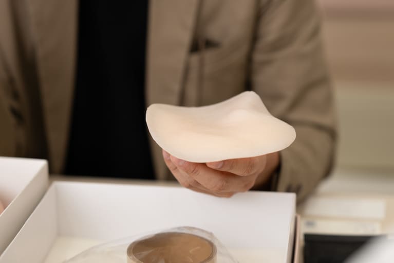 人工乳房には、哺乳瓶の乳首に使われるシリコンとほぼ同じ素材を使用している。