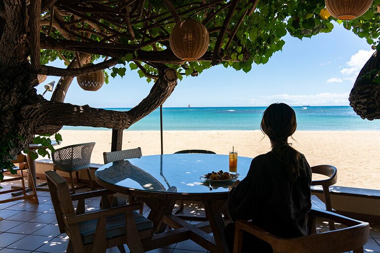 特等席はビーチ側前列にあるハウの木陰の席。手が届きそうなビーチから聞こえる波音は心地いいバックミュージック。