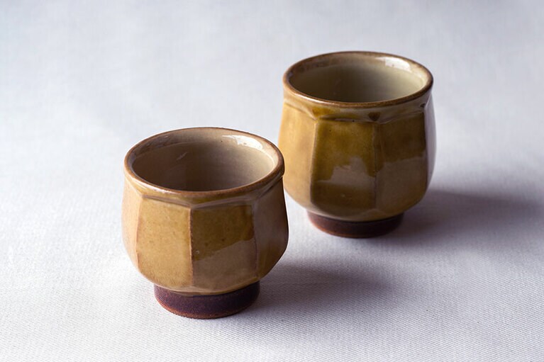 手にしっくりとなじむフォルムとサイズが素敵な湯町窯の湯呑み 2,860円。 ※品揃えは入荷状況により異なる。