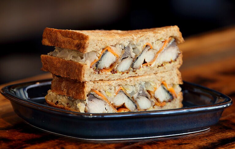 「常陸さばサンド」1個 780円／常陸野ブルーイング 丸の内。