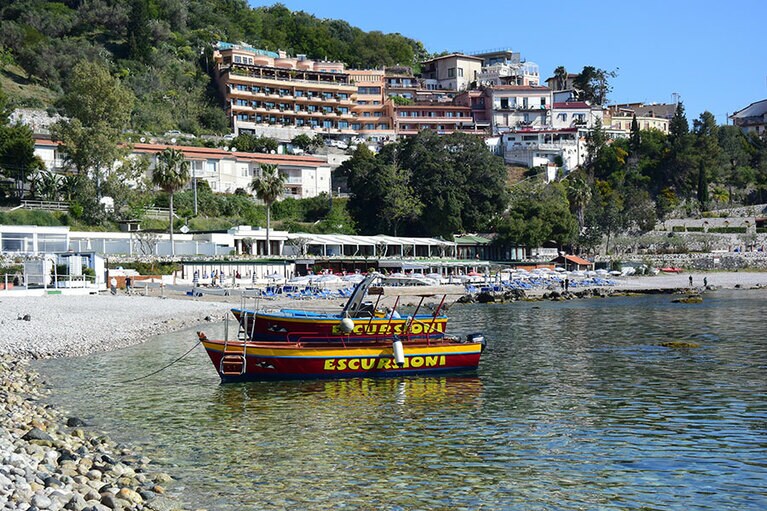 イソラ・ベッラ前。透明度が高く、景色もいいので、ビーチとしてのポテンシャルは高し。