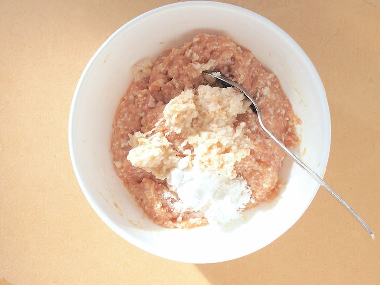 (3) (1)のレンコン、片栗粉を入れてさらに混ぜます。