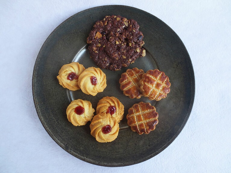 クッキー3種類。上から時計回りで「オートミールクッキー(カカオ)」180円、「全粒粉サブレ」3個290円、「jamクッキー」5個350円。