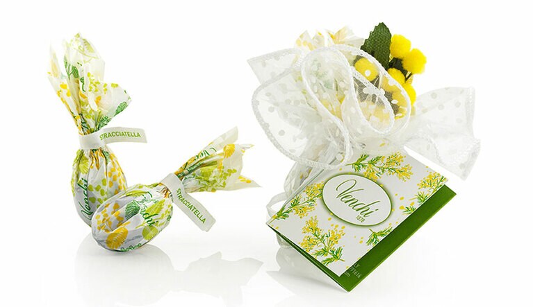 ミモザスモールバッグ ミニエッグス 1,620円(税込)。ダークチョコレートシェルに包まれたカカオニブ入り卵型のホワイトチョコレート3個入り。