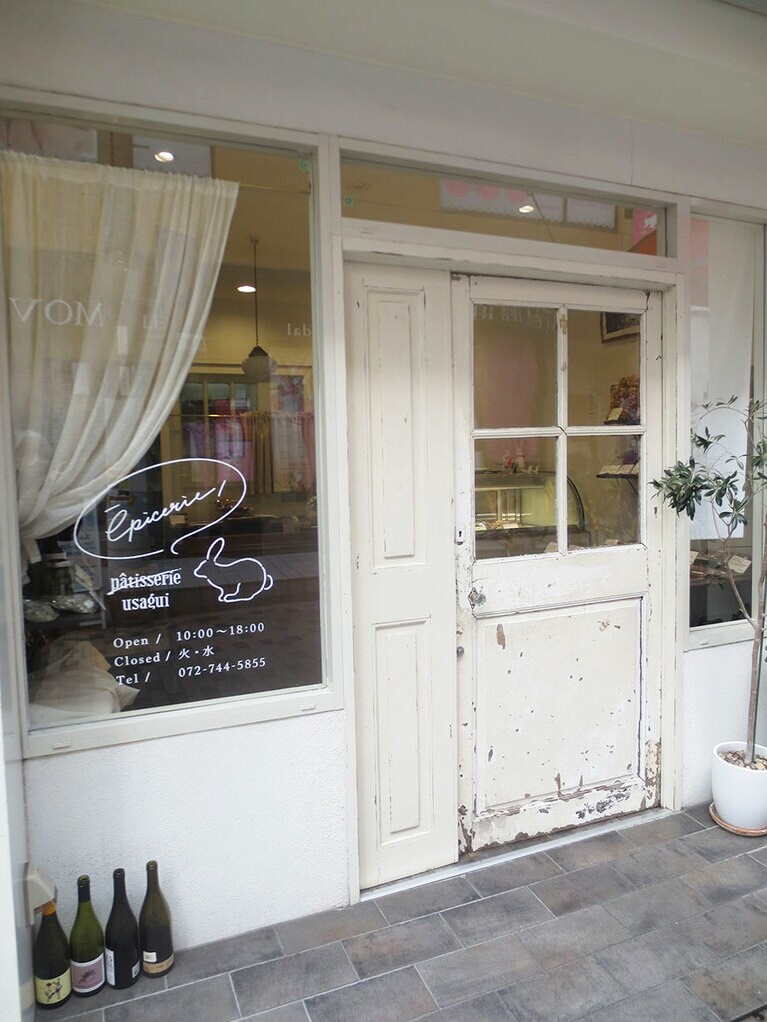 パティスリーから変わった「epicerie usagui（エピスリーウサギ）」外観。