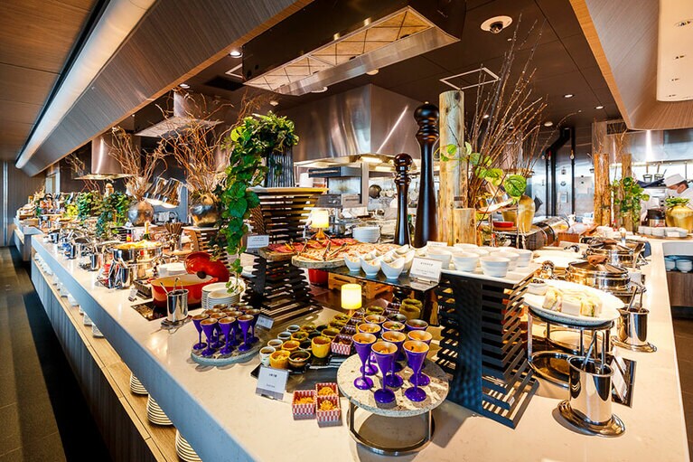 ずらりと並んだ料理の数々。まずはラインナップを確認してから、じっくり品定め。🄫 Hiro Matsui