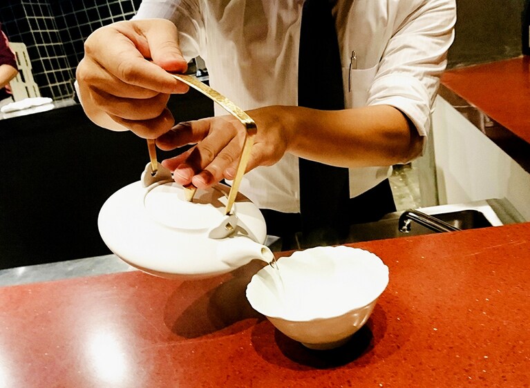 スープが器にそそがれる。なんといい香りか。