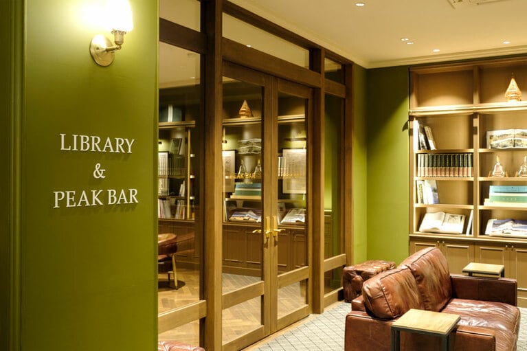 ゆったりとしたライブラリーの隣には、スモーカーたちのための「ピークバー」も。