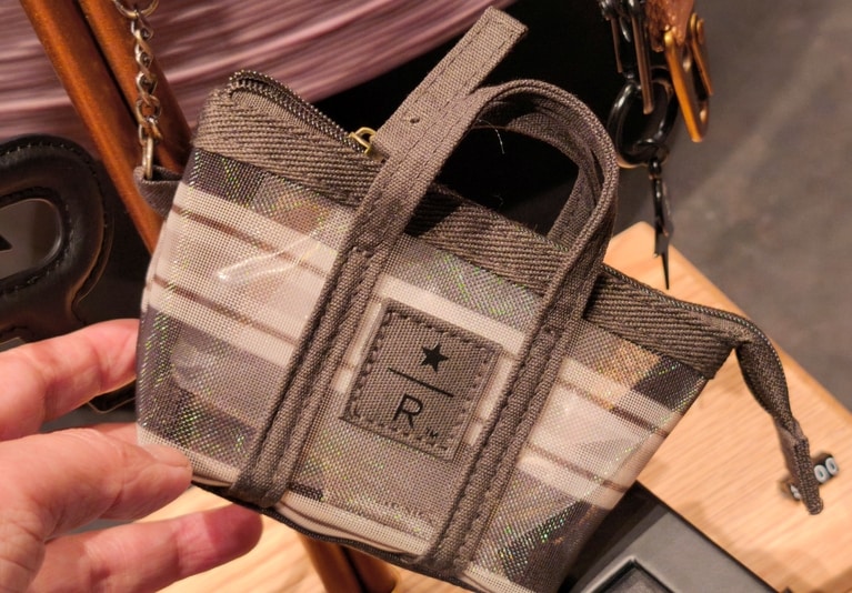 チェーン付きなのでバッグから取り出しやすい小銭入れ。