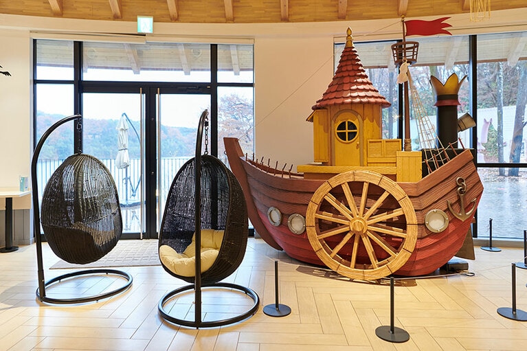 リニューアルされた「レットゥラ ラウンジ」では海のオーケストラ号がお出迎え。