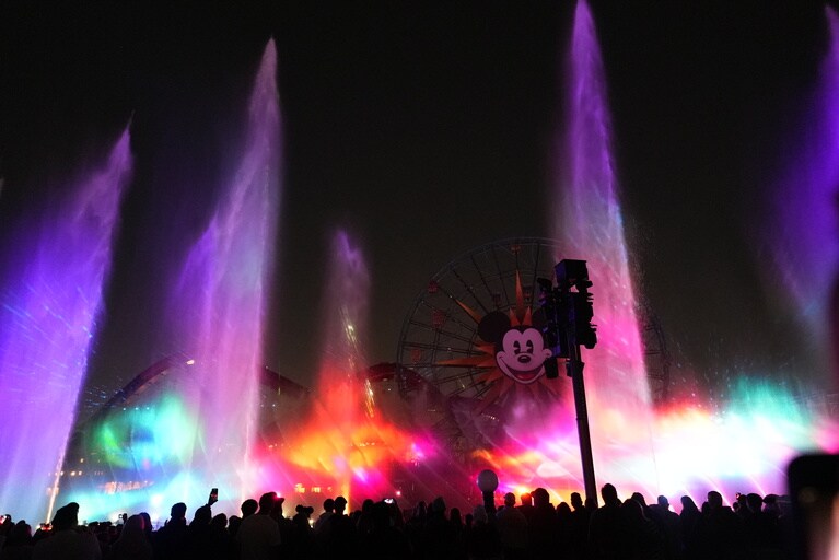 高さ61メートルの水柱はビルのような高さ。圧倒的な美しさがここにあります。