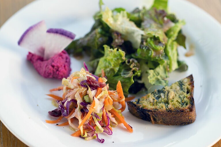 そばに付く“やさいプレート”。ケークサレやコールスロー、フムスと和洋の垣根を超えて濃厚な味の野菜が主役。