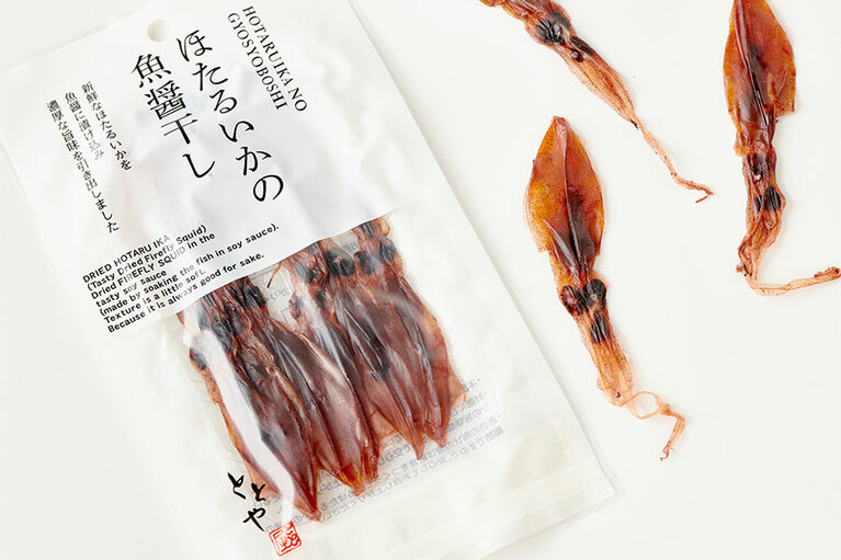 ほたるいかの魚醤干し 8g 300円(税込)／とと屋