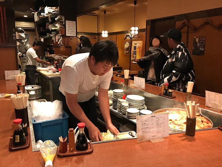 店の雰囲気は老舗っぽいのに、店員さんたちは若い。