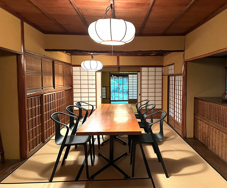 「若草」、「茶の間」は奥へ行くほど欄干が下がる。