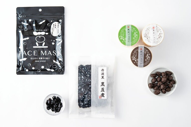 左上から時計回りに、京びあん KUROMAME FACE MASK 7枚入り500円(京びあん)、京 丹波口 きたお 黒豆ショコラ抹茶、ホワイト、ブラック 各450円(北尾商事)、京丹波 黒豆煮 350円(夜久野物産)／道の駅 京丹波 味夢の里 京丹波マルシェ