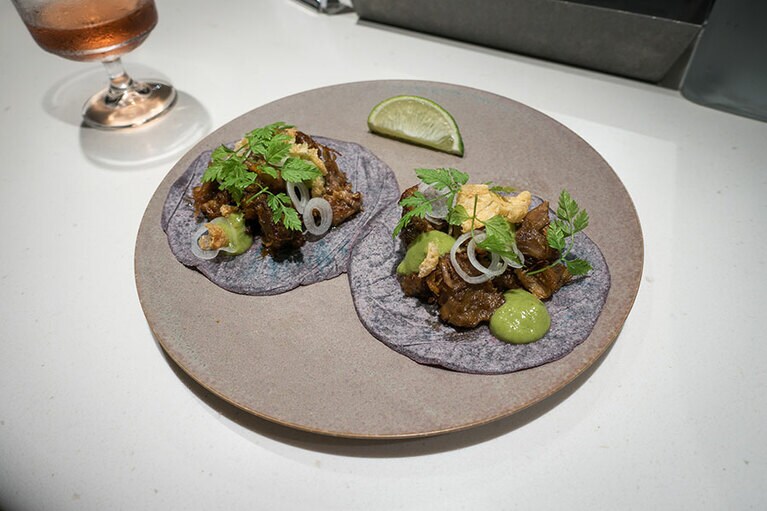 ソフトタイプのタコス「ポークチークカルニタス、トマトサルサ、チチャロン」1,550円。