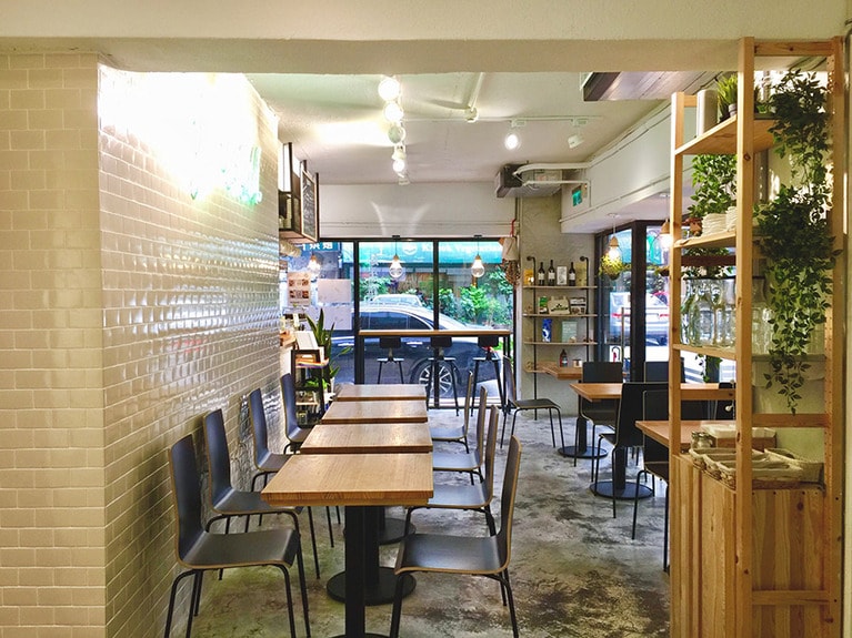 白が基調となったシンプルな店内。