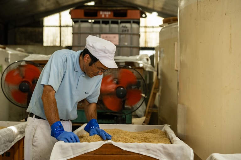「かすみくろ酢」の仕込みの様子。