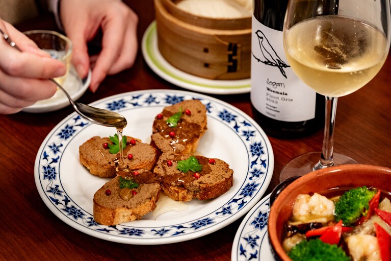 「麻辣レバーパテ ～蜂蜜添え～」840円、「四川風アヒージョ白 ～花巻添え～」1,500円。いずれも17:00以降の提供、チャージ330円。