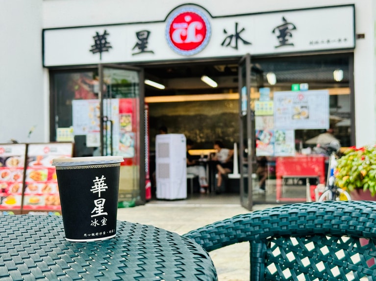 冰室は香港流の食堂。濃く淹れた紅茶に無糖練乳を加えて作る、濃厚な香港式ミルクティーでひと休みしても。