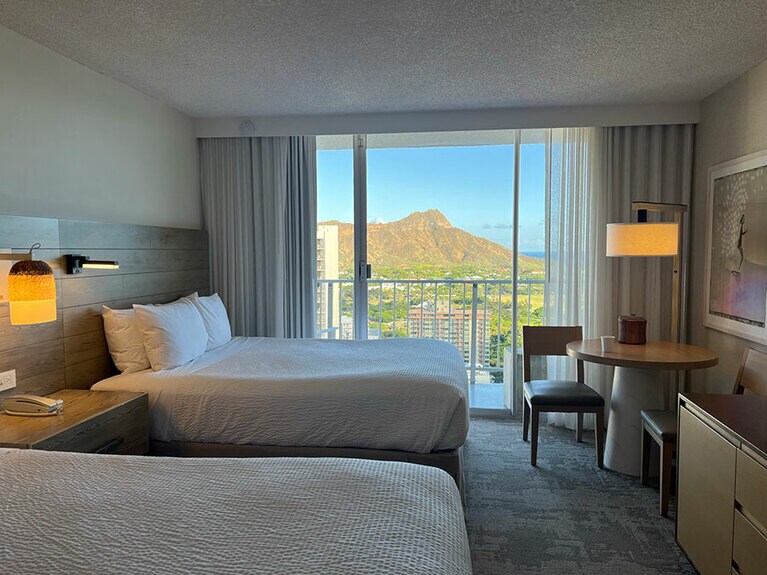 朝・昼・夕暮れ、いろんなダイヤモンドヘッドの姿を拝めます。