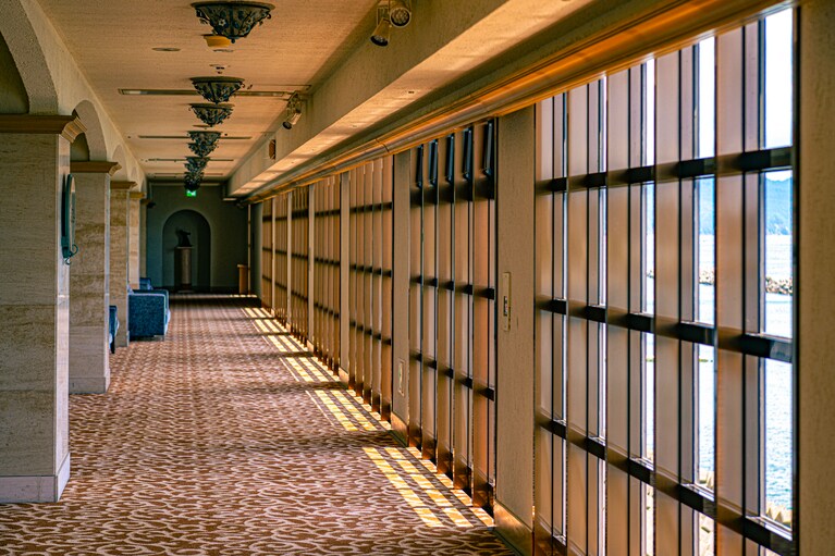 サウスタワーとメインタワーを繋ぐ廊下。自然光が差し込み、抜けが良い隠れフォトスポット。