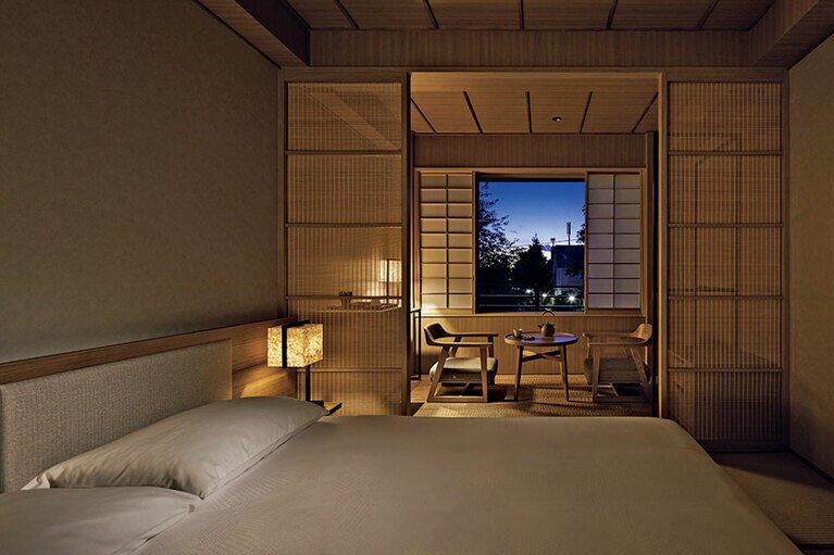 客室はオリジナルの家具を中心に配し、居心地のいい空間をつくり出している。