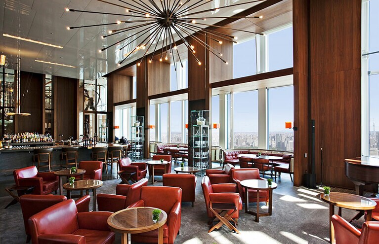 都心を見渡す「ザ タヴァン グリル＆ラウンジ」の店内。