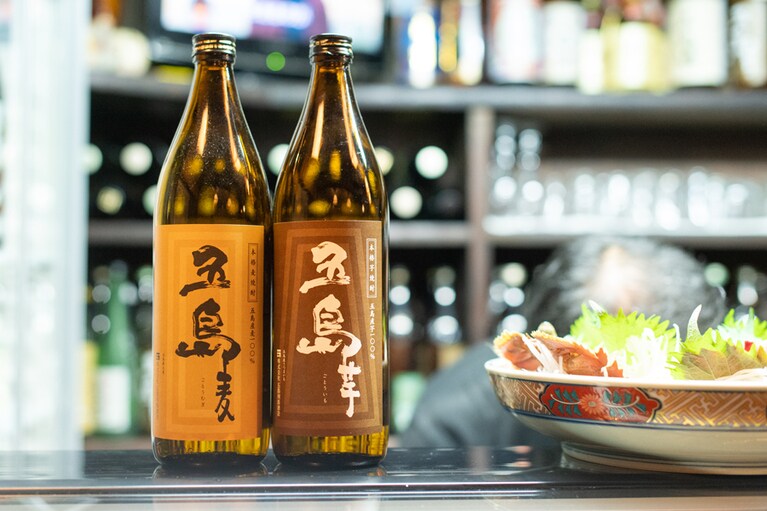 カウンター数席と小上がりの小さな居酒屋。めくるめくご馳走に、五島市産の焼酎が進んでしまう。