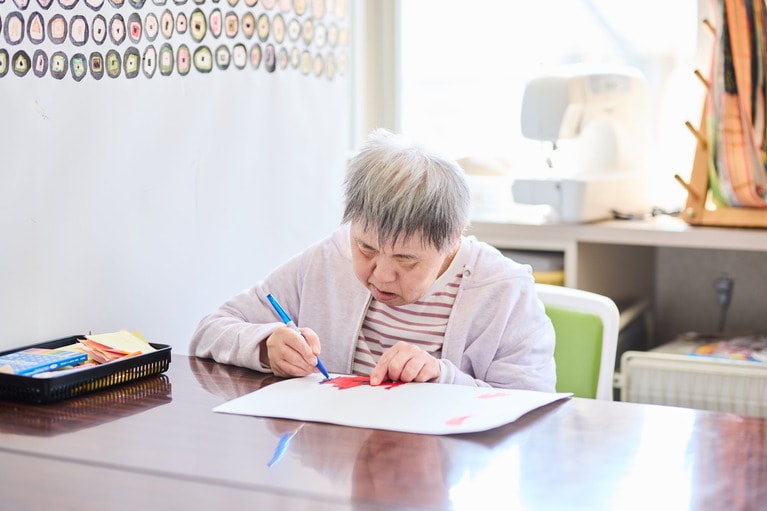 創作に励む利用者たちの様子。