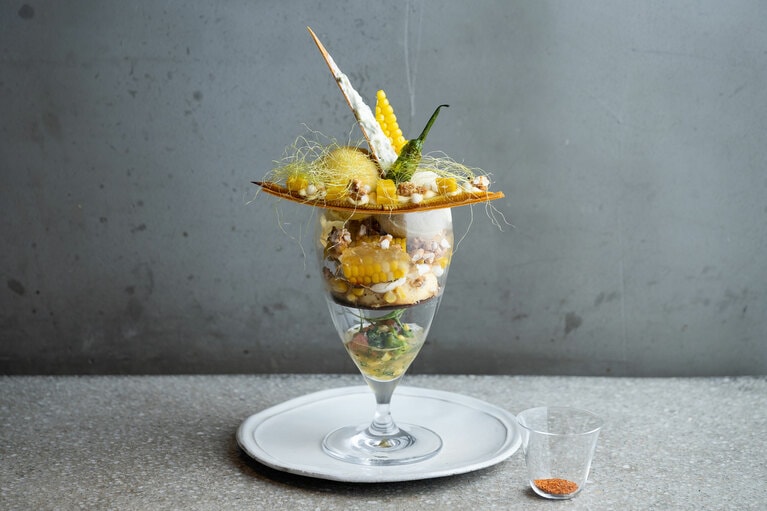 「パルフェビジュー® とうもろこし ラシーヌ」5,060円（ドリンク付き）。2025年8月24日（日）までの提供。既に完売。来年も夏のパフェをお楽しみに！