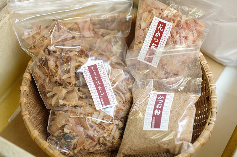 その日削ったばかりの風味豊かな削り節が自慢の「平松鰹節店」。薄削りや厚削り、粉など形状もさまざま。