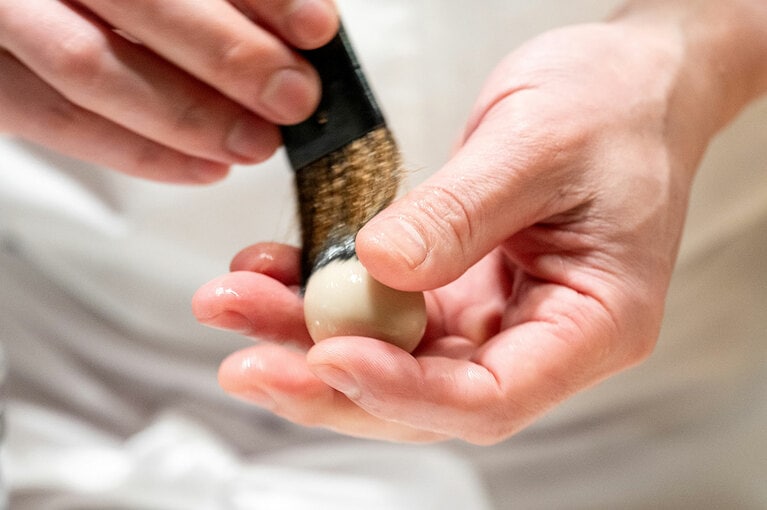 きんとん製「紅香織（こうこうおり）」。飲み物付き2,090円。5月中旬まで。