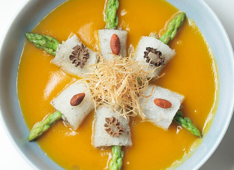 シグネチャーメニューから、キヌガサタケと魚の胃袋の蒸し料理。