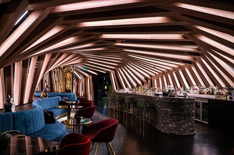 地階に広がっている非日常のバー空間。