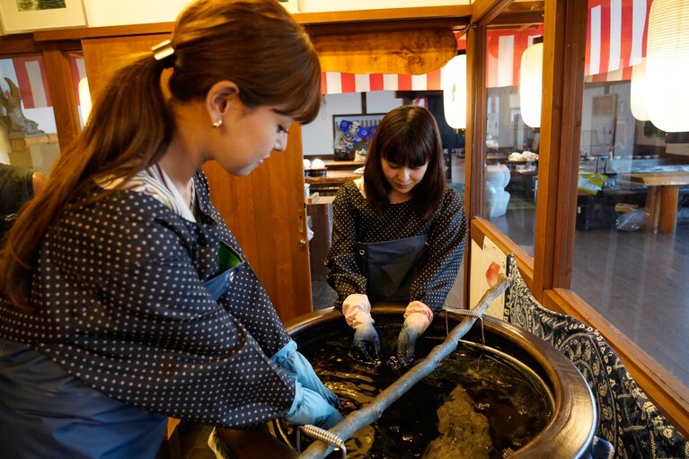 ホテルに滞在しながら本藍染めの体験が可能。