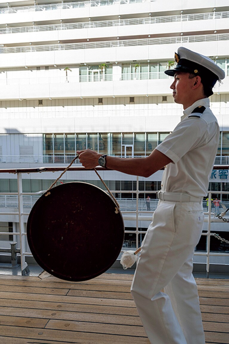 出港時にドラの音が響き渡る。