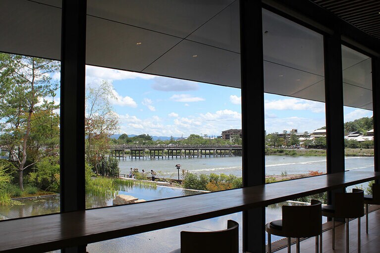 カフェから渡月橋と大堰川(おおいがわ)を望む。