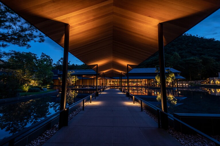 美しい風情を醸すリゾートの夜景。ダイニングは、この通路の向こうに。
