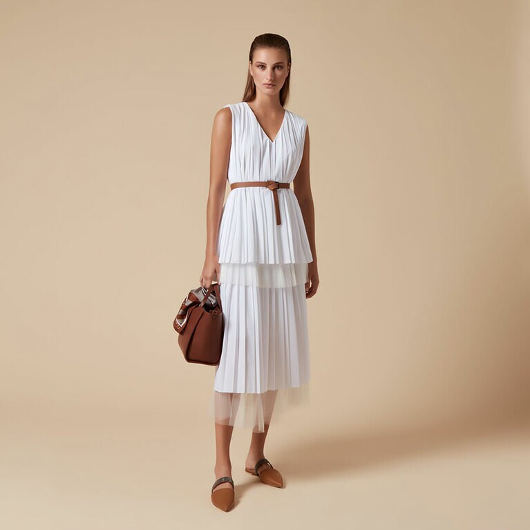 素材の上質さが際立つ洗練されたスタイル。トップ(ベルト付)95,000円、スカート100,000円、バッグ148,000円、シューズ101,000円。