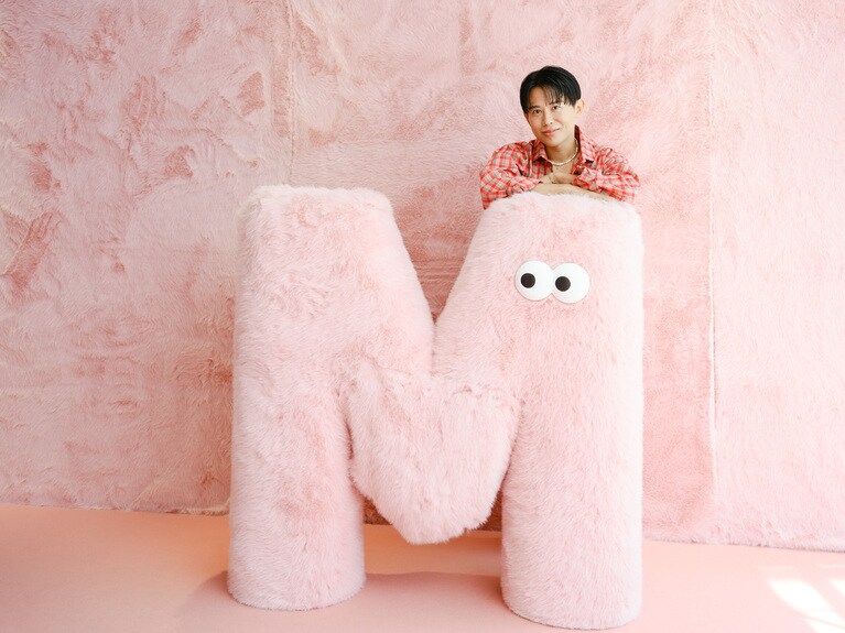 小田切ヒロさんと、POPUP会場のキャラクター・エナモちゃん。